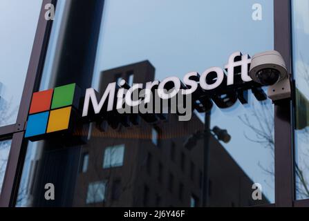 Oslo, Norvège. 02 mai 2021 : logo Microsoft au bâtiment de bureau, panneau. Banque D'Images