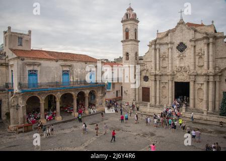 8 janvier 2016 - la Havane, Cuba : les gens vont à la messe sur la place de la cathédrale. (Liz Roll) Banque D'Images