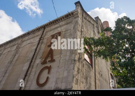 9 janvier 2016 - la Havane, Cuba: Fábrica de Arte Cubano (F.A.C.) est une galerie de jour et un point chaud pour les jeunes Cubains de nuit. Banque D'Images