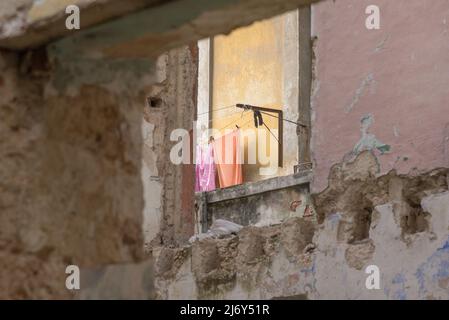 La Havane, Cuba - vue d'un bâtiment abandonné à la Havane. Banque D'Images