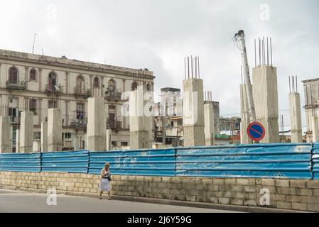 11 janvier 2016 -- la Havane, Cuba: Contraste ancien et nouveau à la Havane. Il y a beaucoup de nouvelles constructions ici car les Cubains se préparent à un afflux de touristes. Banque D'Images