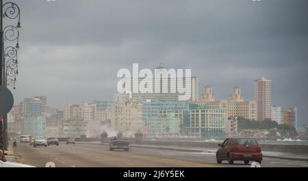 Le 11 janvier 2016 -- la Havane, Cuba: Waves crash sur le Malecon à la Havane. (Rouleau Liz) Banque D'Images