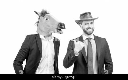 Bon cowboy homme pointe le doigt sur l'homme d'affaires portant la tête de cheval. Partie occidentale. Fête de cowboy Banque D'Images