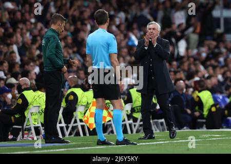 Madrid, Espagne. 4th mai 2022. Carlo Ancelotti l'entraîneur en chef du Real Madrid réagit à l'homme de ligne et au quatrième officiel lors du match de la Ligue des champions de l'UEFA au Bernabeu, à Madrid. Crédit photo à lire: Jonathan Moscrop/Sportimage crédit: Sportimage/Alay Live News Banque D'Images