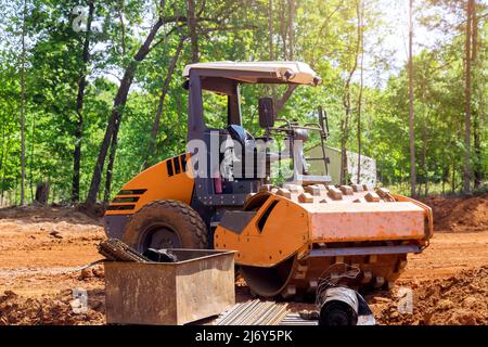 Voir les machines et les équipements lourds sur le grand chantier de construction de pelle hydraulique, bulldozer, camion à benne basculante, excavatrice Banque D'Images