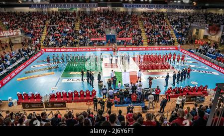 Forum Eurosuole, Civitanova Marche, Italie, 04 mai 2022, Les joueurs de la Cucine Lube Civitanovae ad Sir Safety Conad Perugia se sont alignés sur le terrain de jeu pendant le Play Off - Cucine Lube Civitanova vs Sir Safety Conad Perugia - Volleyball Italien Serie A Men SuperLeague Championship Banque D'Images