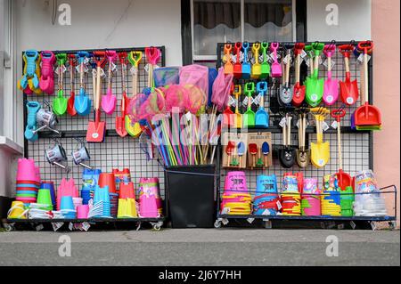 seau et bêches à vendre magasin traditionnel de bord de mer vendant des jouets de plage. Banque D'Images