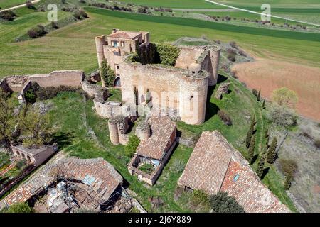 Le château-forteresse de Palazuelos, situé sur une petite écluse, est un bâtiment commandé par le I Marquis de Santillana, Don Iñigo Lopez de Mendoza, Banque D'Images