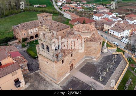 Église catholique de Santa Maria à Salas de Bureba, dépendant de Poza de la Sal dans l'Archiprêtrise d'Oca Tiron, Burgos, district judiciaire de Brivie Banque D'Images