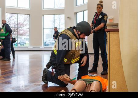 Active Shooter hostile Event Response (ASHER) Drill. Sudbury, Massachusetts. 4th mai 2022. Concord, Sudbury, Lincoln, Wayland, pompiers et policiers Banque D'Images