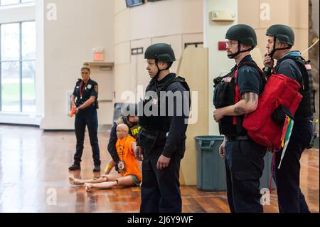 Active Shooter hostile Event Response (ASHER) Drill. Sudbury, Massachusetts. 4th mai 2022. Concord, Sudbury, Lincoln, Wayland, pompiers et policiers Banque D'Images