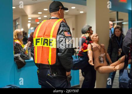 Active Shooter hostile Event Response (ASHER) Drill. Sudbury, Massachusetts. 4th mai 2022. Concord, Sudbury, Lincoln, Wayland, pompiers et policiers Banque D'Images