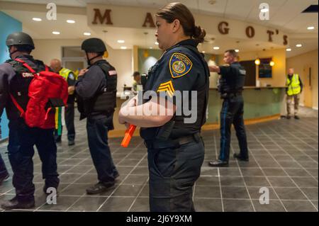 Active Shooter hostile Event Response (ASHER) Drill. Sudbury, Massachusetts. 4th mai 2022. Concord, Sudbury, Lincoln, Wayland, pompiers et policiers Banque D'Images