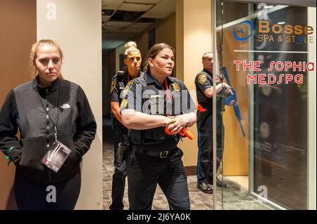 Active Shooter hostile Event Response (ASHER) Drill. Sudbury, Massachusetts. 4th mai 2022. Concord, Sudbury, Lincoln, Wayland, pompiers et policiers Banque D'Images