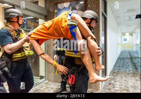 Active Shooter hostile Event Response (ASHER) Drill. Sudbury, Massachusetts. 4th mai 2022. Concord, Sudbury, Lincoln, Wayland, pompiers et policiers Banque D'Images