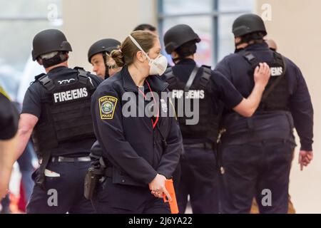 Active Shooter hostile Event Response (ASHER) Drill. Sudbury, Massachusetts. 4th mai 2022. Concord, Sudbury, Lincoln, Wayland, pompiers et policiers Banque D'Images