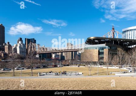 New York City, États-Unis - 20 février 2022 : vue sur le campus de Cornell Tech sur l'île Roosevelt. Queensboro Bridge et Midtown Manhattan en arrière-plan Banque D'Images