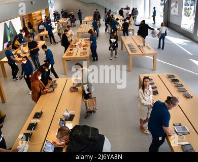 Les clients visitent un Apple Store à Union Square, San Francisco, Californie. Banque D'Images