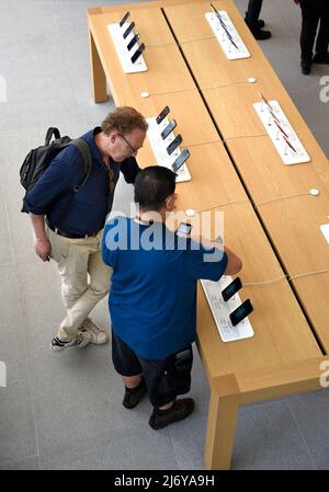 Les clients visitent un Apple Store à Union Square, San Francisco, Californie. Banque D'Images