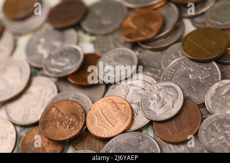 Gros plan sur les pièces de cent des États-Unis. Beaucoup d'argent sur la table. Concept d'entreprise et de stock. Monnaie populaire et importante Banque D'Images