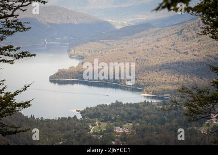 Photo des eaux du lac Bohinj en Slovénie.Le lac Bohinj, qui couvre 318 hectares, est le plus grand lac permanent de Slovénie.Il est situé dans Banque D'Images