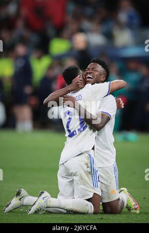 (220505) -- MADRID, le 5 mai 2022 (Xinhua) -- Rodrygo (L) et Vinicius Junior célèbrent le Real Madrid après le match de football demi-jambe de la Ligue des champions de l'UEFA entre le Real Madrid d'Espagne et la ville de Manchester d'Angleterre à Madrid, Espagne, le 4 mai 2022. (Xinhua/Meng Dingbo) Banque D'Images