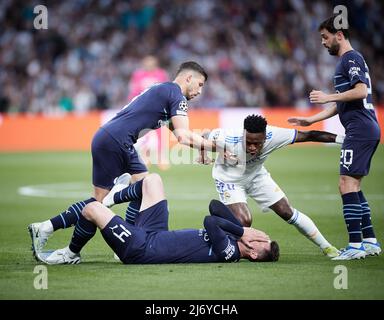 (220505) -- MADRID, le 5 mai 2022 (Xinhua) -- le Vinicius Junior (2nd R) du Real Madrid est en conflit avec Aymeric Laporte (en bas) de Manchester City lors du match de football demi-tinal de la Ligue des champions de l'UEFA entre le Real Madrid d'Espagne et la ville de Manchester d'Angleterre à Madrid, en Espagne, le 4 mai 2022. (Xinhua/Meng Dingbo) Banque D'Images