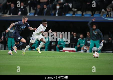 (220505) -- MADRID, le 5 mai 2022 (Xinhua) -- le Vinicius Junior (R) du Real Madrid rivalise avec le Kyle Walker de Manchester City lors du match de deuxième match de football majeur de la Ligue des champions de l'UEFA entre le Real Madrid d'Espagne et la ville de Manchester d'Angleterre à Madrid, Espagne, le 4 mai 2022. (Xinhua/Meng Dingbo) Banque D'Images