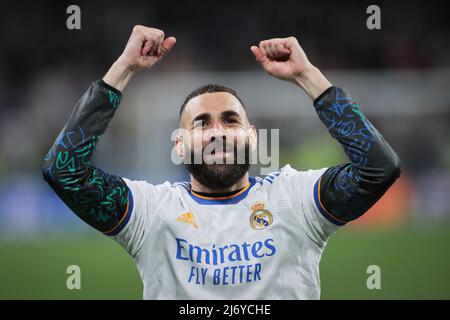 (220505) -- MADRID, le 5 mai 2022 (Xinhua) -- Karim Benzema, de Real Madrid, célèbre la victoire après le match de football demi-coupe de la Ligue des champions de l'UEFA entre le Real Madrid d'Espagne et la ville de Manchester d'Angleterre à Madrid, Espagne, le 4 mai 2022. (Xinhua/Meng Dingbo) Banque D'Images