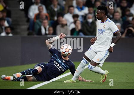 (220505) -- MADRID, le 5 mai 2022 (Xinhua) -- le Vinicius Junior (R) du Real Madrid rivalise avec le Kyle Walker de Manchester City lors du match de deuxième match de football majeur de la Ligue des champions de l'UEFA entre le Real Madrid d'Espagne et la ville de Manchester d'Angleterre à Madrid, Espagne, le 4 mai 2022. (Xinhua/Meng Dingbo) Banque D'Images