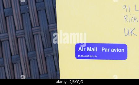 Cachet et autocollant canadien du courrier aérien sur l'enveloppe adressée au Royaume-Uni. Banque D'Images