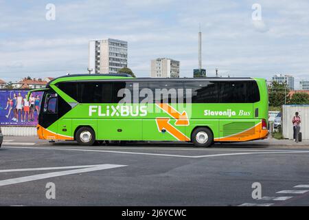 Photo d'un autocar Flixbus avec son logo sur une plate-forme à la gare routière de Ljubljana, en slovénie, pour un voyage en croatie. Flixbus, d'allemand, est l'un des Banque D'Images