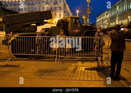 Un lance-roquettes est vu à Moscou. La dernière répétition nocturne de la traditionnelle parade du jour de la victoire est l'une des courses principales avant l'événement prévu pour le 9 mai. Outre sa signification symbolique, la parade annuelle du jour de la victoire a été un outil pour démontrer les nouveaux armements de la Russie à des adversaires potentiels. Banque D'Images