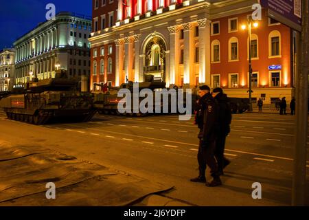 Les chars d'Armata sont vus à côté de la résidence du maire à Moscou. La dernière répétition nocturne de la traditionnelle parade du jour de la victoire est l'une des courses principales avant l'événement prévu pour le 9 mai. Outre sa signification symbolique, la parade annuelle du jour de la victoire a été un outil pour démontrer les nouveaux armements de la Russie à des adversaires potentiels. Banque D'Images