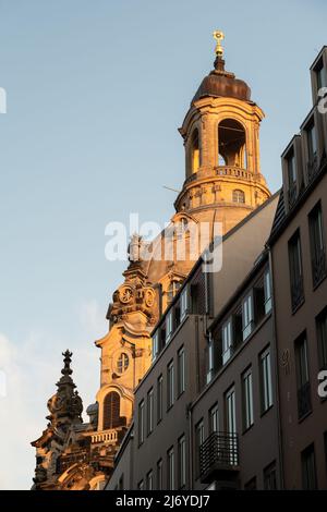 Église notre-Dame dans la vieille ville avec belle lumière du soleil orange pendant un coucher de soleil au printemps. Grand bâtiment historique et restauré de style baroque Banque D'Images