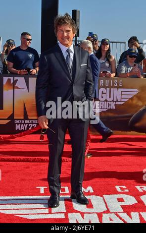 Tom Cruise, membre du casting, assiste à la première du film dramatique « Top Gun: Maverick » à l'USS Midway à San Diego, en Californie, le mercredi 4 mai 2022. Photo de Jim Ruymen/UPI Banque D'Images