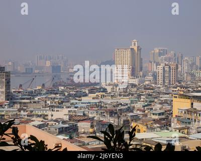 Vue ensoleillée sur le Ponte 16 et le paysage urbain de Macao Banque D'Images