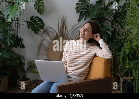 Une jeune femme heureuse tenant un ordinateur portable sur des tours pour visualiser le bon avenir et profiter de son temps libre avec un ordinateur portable. Banque D'Images