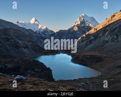 mont jampayang, mont chanadorje et lac boyongcuo au lever du soleil dans le parc national de yading, comté de daocheng, province du sichuan, chine Banque D'Images