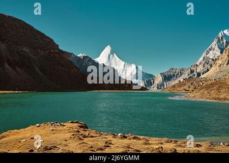 mont jampayang et lac boyongcuo dans le parc national de yading, comté de daocheng, province du sichuan, chine Banque D'Images