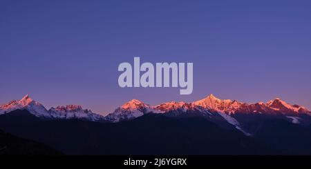 sommet kawabego de la montagne de neige de meili au lever du soleil dans la province du yunnan, en chine Banque D'Images