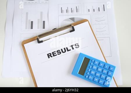 Une documentation qui montre les résultats des travaux de vérification ou d'inspection, avec des données et des graphiques. Concept de système d'amélioration de l'entreprise et de gestion de la qualité. Banque D'Images