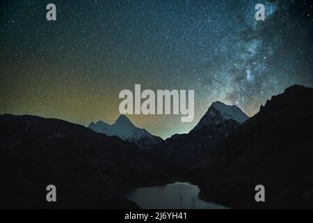 photo de longue exposition de la galaxie et du ciel étoilé au-dessus de la montagne et du lac dans le parc national de yading, comté de daocheng, province du sichuan, chine Banque D'Images