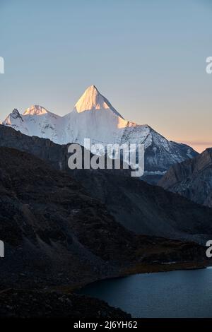 mont jampayang, mont chanadorje et lac boyongcuo dans le parc national de yading, comté de daocheng, province du sichuan, chine Banque D'Images