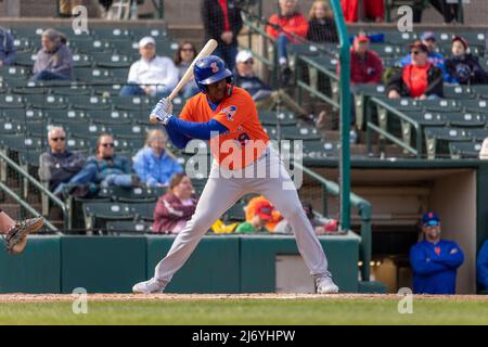 30 avril 2022: L'outfielder de Syracuse mets Carlos Rincon (19) prend une batte AT lors d'un match contre les ailes rouges de Rochester. Les Rochester Red Wings ont accueilli les Syracuse mets dans le deuxième match d'un double titre dans un match de la Ligue internationale à Frontier Field à Rochester, New York. (Jonathan Tenca/CSM) Banque D'Images