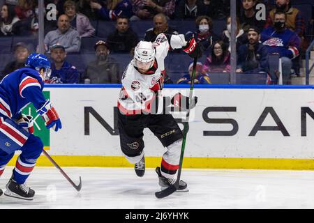 4 mai 2022: Les sénateurs de Belleville font avancer Scott Sabourin (49 patinent avec le palet dans la première période contre les Américains de Rochester. Les Rochester Americans ont accueilli les sénateurs Belleville dans un match de la coupe Calder de la Ligue américaine de hockey à la Blue Cross Arena de Rochester, New York. (Jonathan Tenca/CSM) Banque D'Images