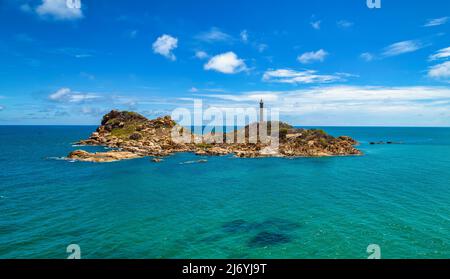 Le phare de KE GA est situé sur une île près de la rive vue d'en haut, c'est un ancien phare construit dans la période française pour guider l'eau i Banque D'Images