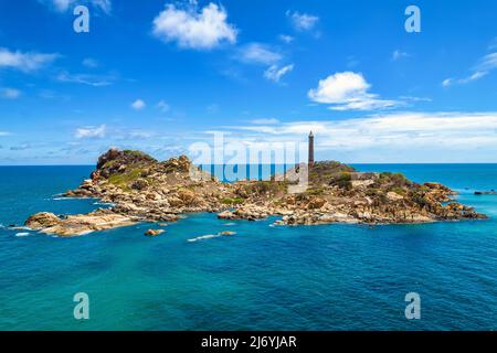 Le phare de KE GA est situé sur une île près de la rive vue d'en haut, c'est un ancien phare construit dans la période française pour guider l'eau i Banque D'Images