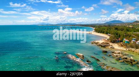 KE GA Blue Sea Bay est belle vue d'en haut. C'est l'endroit pour ancrer les bateaux pour éviter les tempêtes dans la mer centrale du Vietnam Banque D'Images