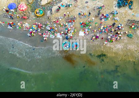 Marché du poisson MUI ne vu d'en haut, le marché du matin dans un village de pêche côtier pour acheter et vendre des fruits de mer pour les provinces centrales du Vietnam Banque D'Images